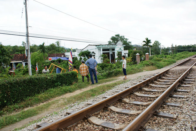 Hiện trường nơi xảy ra vụ tai nạn và phía xa là nhà gia đình anh Bửu đang lo hậu sự cho anh - Ảnh: Xuân Vinh