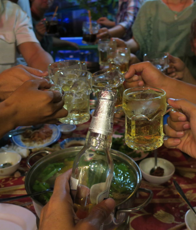 Bia rượu ngày tết  - Ảnh: T.T.D.