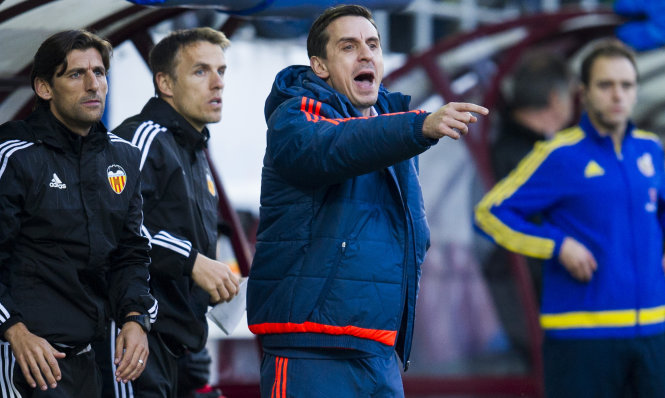 HLV Gary Neville khi chỉ đạo Valencia - Ảnh: Getty Images