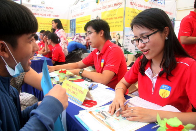 Thí sinh tìm hiểu thông tin tuyển sinh tại Ngày hội tư vấn xét tuyển năm 2015 do báo Tuổi Trẻ tổ chức. Ảnh: Trần Huỳnh