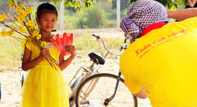 Sinh viên tổ chức chụp ảnh tết cho trẻ em biên giới - Ảnh: Ngọc Biển