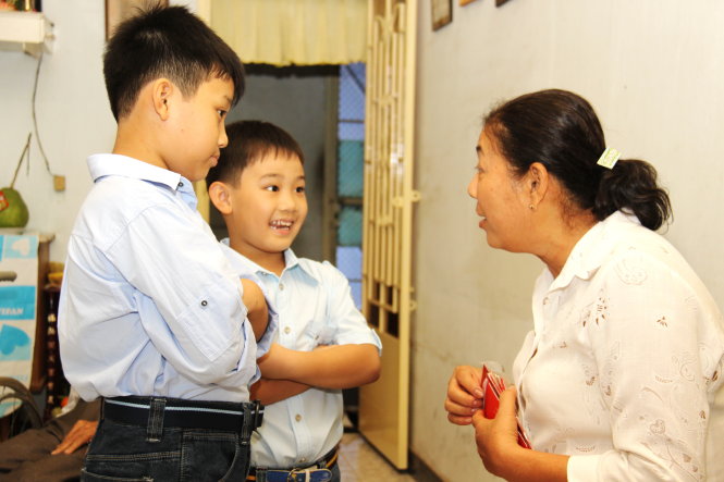 Chúc tết nhận lì xì may mắn đầu năm mới - Ảnh: Như Hùng