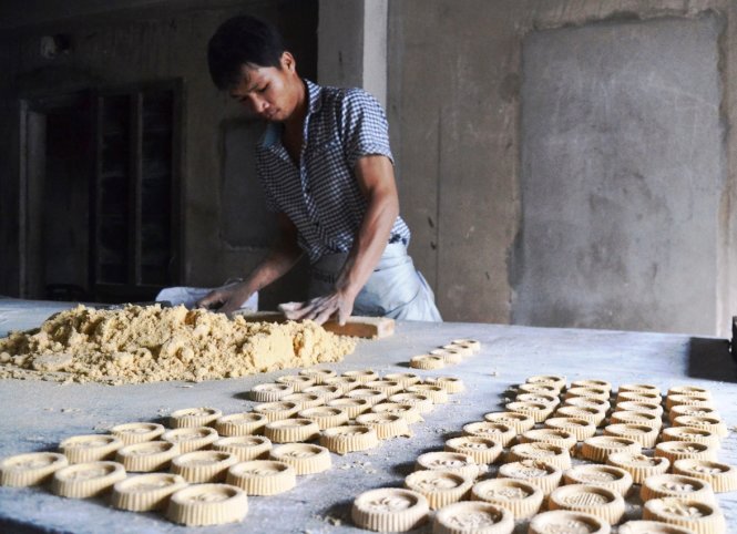 Nhân công đang in bánh - Ảnh: Lê Trung