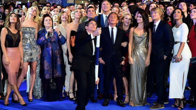 Nam diễn viên Ben Stiller chụp ảnh bằng gậy selfie với các bạn diễn tại lễ chiếu ra mắt bộ phim Zoolander 2 - Ảnh: BBC