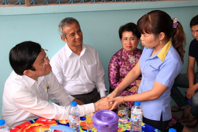 Chủ tịch nước thăm hỏi công nhân - Ảnh: H.M