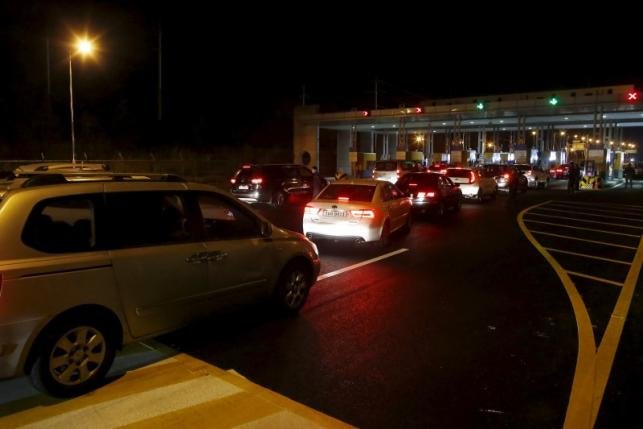 Xe chở nhân viên người Hàn Quốc đang làm việc tại Kaesong về nước - Ảnh: Reuters