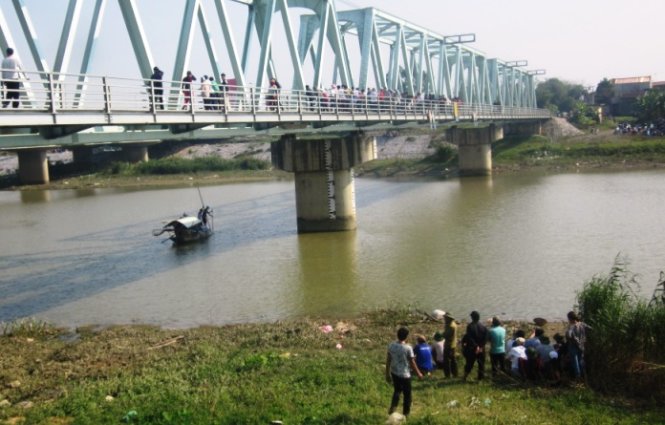 Cầu Đò Lèn bắc qua sông Lèn ở thị trấn huyện Hà Trung, Thanh Hóa - nơi các nạn nhân nhảy cầu tự vẫn vào ngày 11 và 12-2 - Ảnh: Hà Đồng