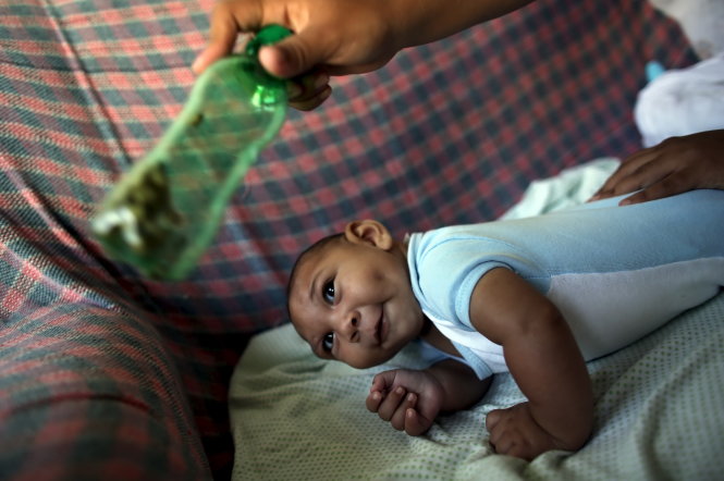 Một bé trai bốn tháng tuổi ở Recife, Brazil bị teo não - Ảnh: Reuters