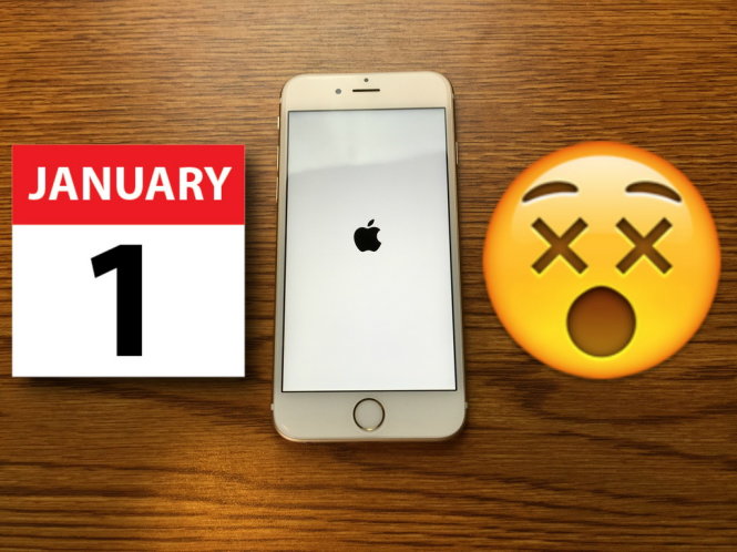 iPhone chỉ còn là cục gạch với màn hình hiển thị logo Apple sau khi thử lùi thời gian về quá khứ năm 1970 - Ảnh chụp từ giao diện clip