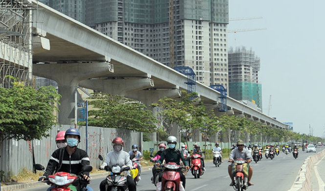 Dọc theo tuyến metro số 1 (Bến Thành - Suối Tiên) đang xây dựng là hàng loạt dự án bất động sản “ăn theo”, kèm theo giá cả cũng được các chủ đầu tư nâng lên theo tiến độ thi công metro - Ảnh: Tự Trung
