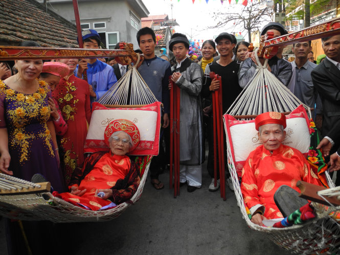 Vợ chồng bà Nguyễn Thị Sim, ông Vũ Hoàng Viết năm nay cùng 90 tuổi được rước thọ bằng võng đào. Ngoài ra, các cụ thượng cũng được đưa đón bằng kiệu sơn son thếp vàng - Ảnh: Đức Hiếu