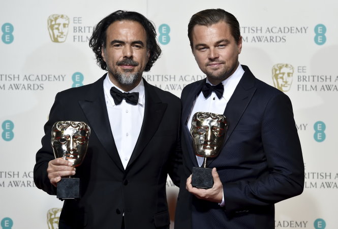 Đạo diễn Alejandro Inarritu và nam diễn viên Leonardo DiCaprio cùng khoe tượng vàng BAFTA - Ảnh: Reuters