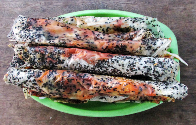 Món đặc sản bánh tráng cuốn tương Chợ Lầu