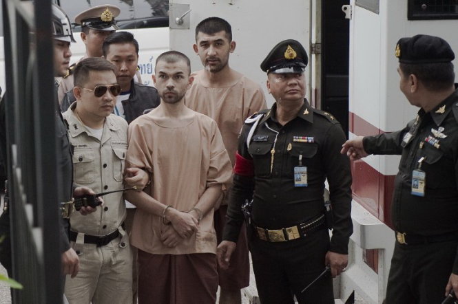 Hai bị cáo Bilal Mohammed (giữa) và Yusufu Mieraili (sau) khi ra hầu tòa - Ảnh: AFP
