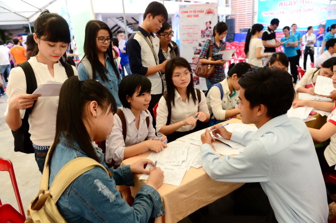 Sinh viên tìm kiếm cơ hội việc làm tại Ngày hội 