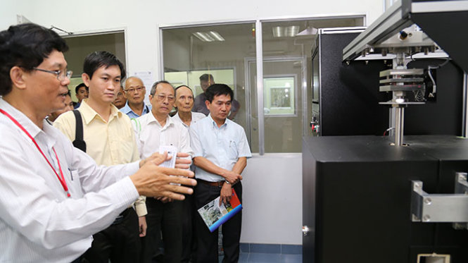 Các trí thức kiều bào đi thăm phòng thí nghiệm công nghệ nano (ĐHQG TP.HCM) chiều 16-2 - Ảnh: Như Hùng