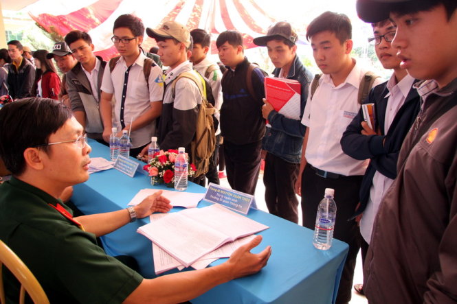 Trung tá Nguyễn Xuân Thủy – trợ lý tuyển sinh Trường Sĩ quan Thông tin tư vấn cho học sinh tỉnh Đắk Lắk sáng 20-2. Ảnh: Trần Huỳnh