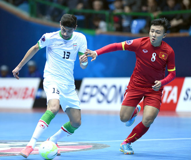 Tuyển futsal Iran (trái) quá mạnh so với các tuyển thủ VN 
- Ảnh: Q.Thắng