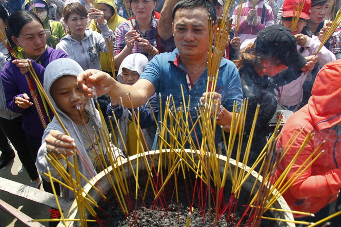 Hàng ngàn người chen chân thắp nhang tại chùa Bà - Ảnh: Xuân An