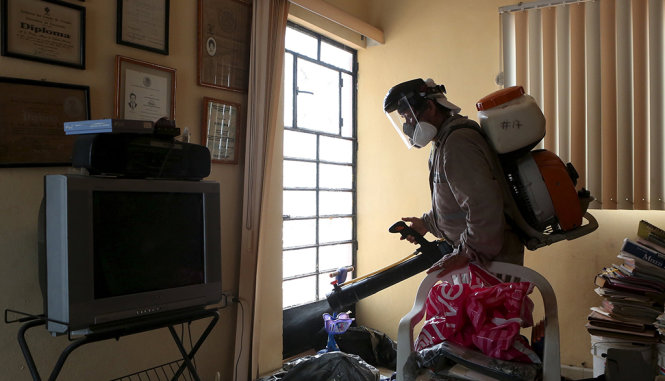 Chiến dịch tiêu diệt muỗi - vật được cho là mang mầm virút Zika - tại Mexico - Ảnh: Reuters