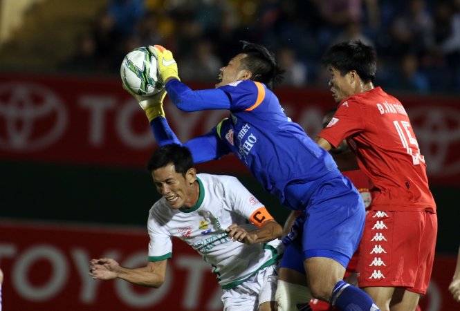 Cầu thủ Việt đá bóng Thái, chuyện không vui ở V-League 2016 - Ảnh: Nguyên Khôi