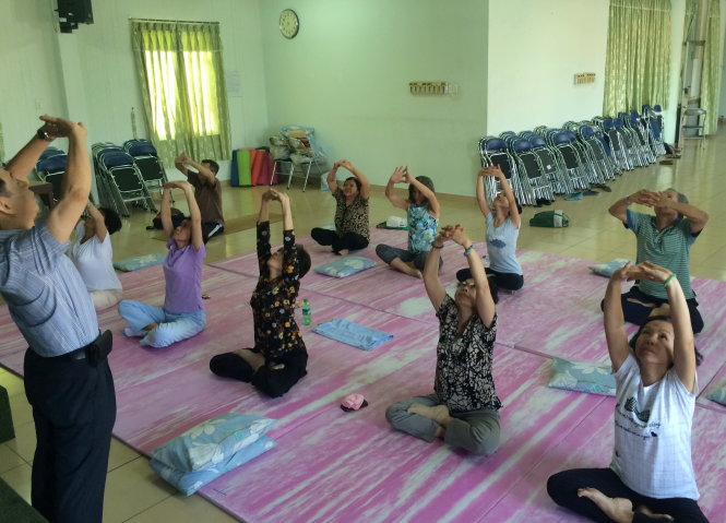 Nhiều học viên là người lớn tuổi tập dưỡng sinh tại TP.HCM - Ảnh: L.TH.H.