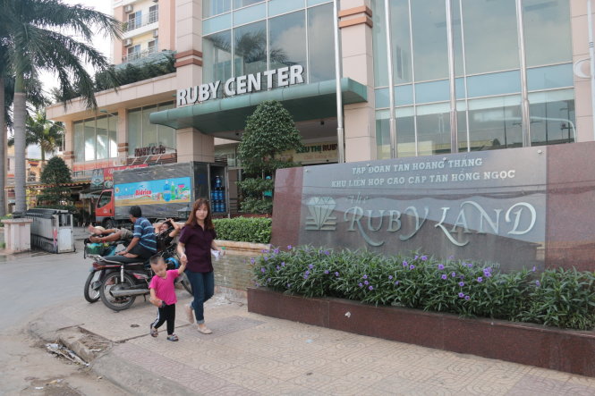 Mấy năm nay cư dân chung cư Rubyland (Q.Tân Phú) không được cấp giấy chủ quyền nhà vì chủ đầu tư đã đem dự án đi thế chấp ngân hàng - Ảnh: Tiến Long