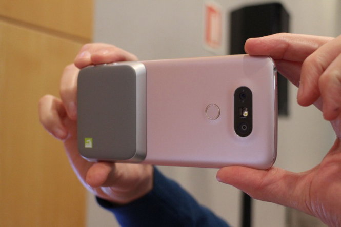 LG G5 khi lắp mô-đun LG Cam Plus cho đế camera, gia tăng pin và thêm nút chụp vật lý ở thân máy, chụp ảnh tiện lợi hơn - Ảnh: Digital Trends