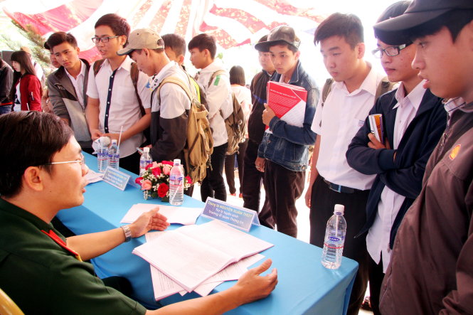 Trung tá Nguyễn Xuân Thủy - trợ lý tuyển sinh Trường Sĩ quan thông tin - tư vấn cho học sinh trong Chương trình tư vấn tuyển sinh - hướng nghiệp 2016 do báo Tuổi Trẻ tổ chức tại Đắk Lắk sáng 20-2 - Ảnh: Trần Huỳnh
