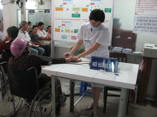 Sử dụng thiết bị đo huyết áp cải tiến tại Bệnh viện Tim mạch TP Cần Thơ - Ảnh: T.Lũy