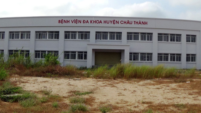 Bệnh viện Đa khoa Châu Thành được xây dựng hoành tráng nhưng không đưa vào sử dụng vì phải “trùm mềm” do rạn nứt và sụp lún - ẢNH BỬU ĐẤU