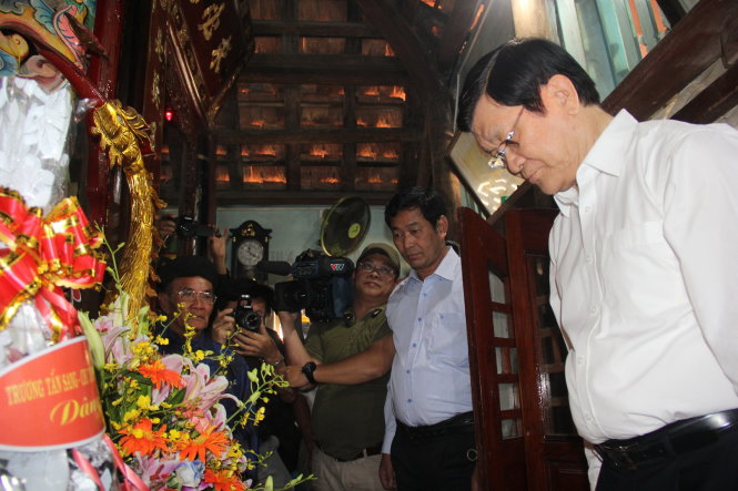 Chủ tịch nước Trương Tấn Sang kính cẩn trước những anh linh các hùng binh Hoàng Sa đang được thờ tự ở Âm Linh tự - Ảnh: Trần Mai