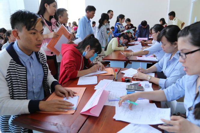 Thí sinh nộp hồ sơ xét tuyển ĐH năm 2015 - Ảnh: H.Q.