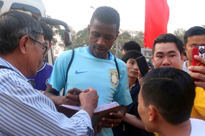 Ngôi sao Ramires ký tặng người hâm mộ trước buổi tập trên sân Bình Dương tối 22-2 - Ảnh: N.Khôi