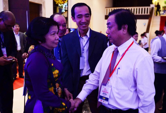 Bà Vũ Kim Hạnh, chủ tịch Hội DNHVNCLC trao đổi với ông Lê Minh Hoan, Bí thư tỉnh uỷ tỉnh Đồng Tháp. Ảnh: Thanh Tùng