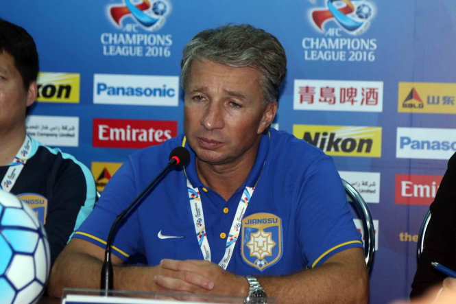 HLV Dan Petrescu trong buổi họp báo sau trận Jiangsu Suning hòa Bình Dương 1-1. Ảnh: N.K