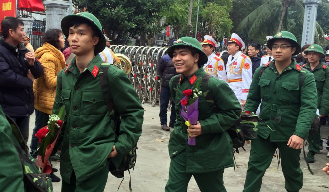 Tân binh Chu Quốc Vương (trái - P.Hàng Bột, Q.Đống Đa, Hà Nội) vui vẻ lên đường khi đơn tình nguyện nhập ngũ được chấp thuận - Ảnh: X.Long