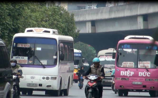 Xe khách dàn hàng ngang trên đường Phạm Hùng, Hà Nội - Ảnh: Q.T.