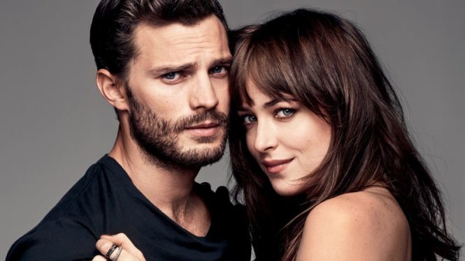 Hai diễn viên xinh đẹp Jamie Dornan và Dakota Johnson của 50 sắc thái bất ngờ nhận giải Cặp đôi dở nhất màn ảnh dù đã diễn xuất khá ăn ý - Ảnh: Glamour
