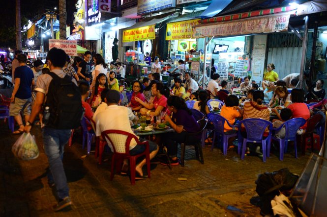 Một góc lề đường trên đường Trần Phú, Q. 5 bị chiếm dụng làm chỗ bán quán ăn - Ảnh: Thanh Tùng