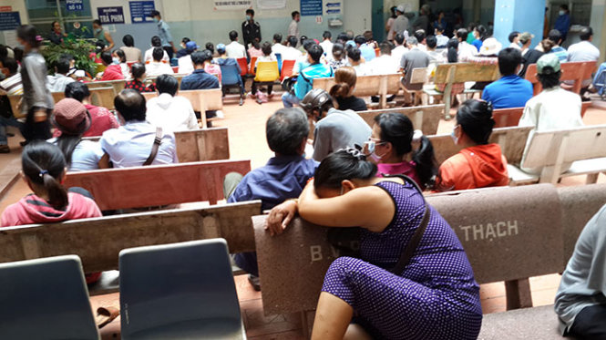 Người dân chờ khám bệnh và đóng viện phí tại một bệnh viện ở TP.HCM  - Ảnh: Hữu Khoa