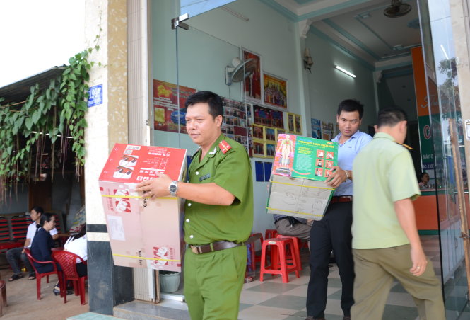 Công an, quản lý thị trường tỉnh Gia Lai niêm phong, thu giữ hàng hóa có dấu hiệu vi phạm trong lĩnh vực bán hàng đa cấp tại cơ sở kinh doanh Thiên Ngọc III (đường Phạm Văn Đồng, TP Pleiku). Cơ sở này là một chân rết trong mạng lưới bán hàng đa cấp của Công ty Thiên Ngọc Minh Uy - Ảnh: Thái Bá Dũng