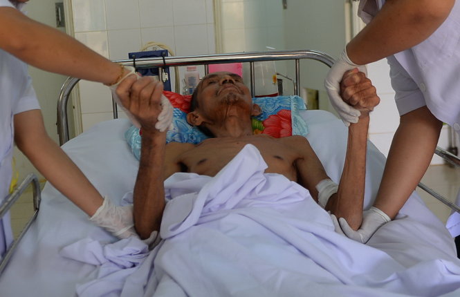 Chỗ dựa chủ yếu của bệnh nhân HIV chính là các y, bác sĩ khi không có gia đình ở bên - Ảnh: Hữu Khoa