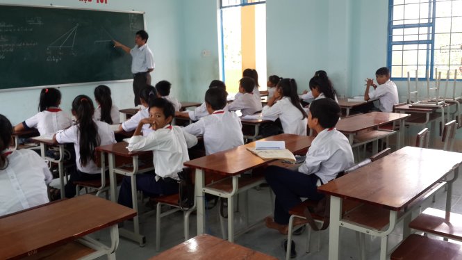 Học sinh bỏ học, để lại nhiều bàn trống tại lớp 7/7 Trường THCS Phan Hòa - Ảnh: Nguyễn Nam