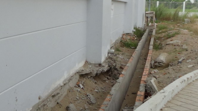 Bệnh viện hoành tráng nhưng vẫn chưa sử dụng được vì phải đợi thanh tra có kết quả mới tiến hành xử lý, khắc phục - Ảnh: BỬU ĐẤU