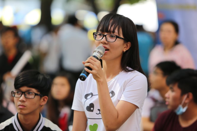 Thí sinh đặt câu hỏi cho ban tư vấn nhóm ngành trong Ngày hội tư vấn tuyển sinh - hướng nghiệp 2016 tại TP.HCM - Ảnh: Như Hùng
