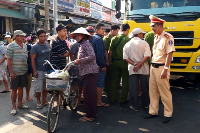 Lực lượng chức năng nhanh chóng có mặt để điều tiết giao thông tại hiện trường - Ảnh: Trung Anh