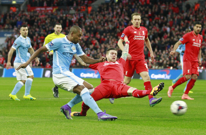 Liverpool (phải) nỗ lực phục thù M.C - Ảnh: Reuters