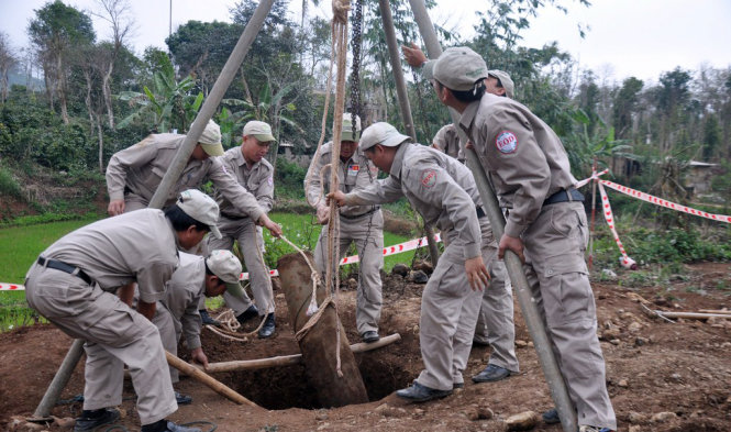 Quả bom được đội rà phá bom mìn lưu động Quảng Trị đưa lên khỏi giếng để xử lý - Ảnh: Q.Nam