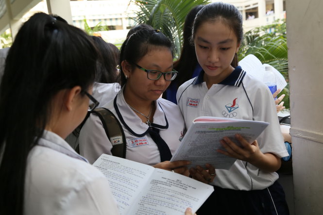 Thí sinh tranh thủ trao đổi bài trước giờ thi môn sử, kỳ thi THPT quốc gia năm 2015 tại hội đồng thi Trường THPT Gia Định, cụm thi của Đại học Quốc gia TP.HCM - Ảnh: Như Hùng